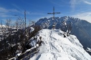 47 Alla croce di vetta del Monte Castello (1425 m) con Alben da sfondo